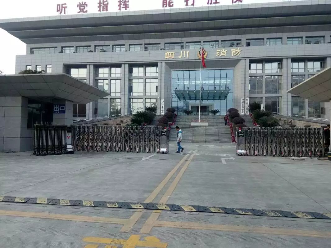 蕲春县蕲春县四川消防总队伸缩门